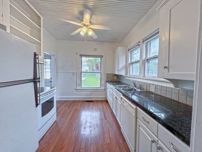 Kitchen - 1418 South Elwood Avenue