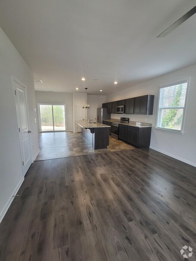 Building Photo - 3 Bed/ 2 full + 2 1/2 baths NEW Boiling Sp...