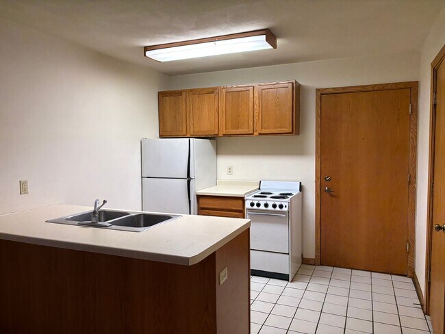 Building Photo - 402 W Dayton St