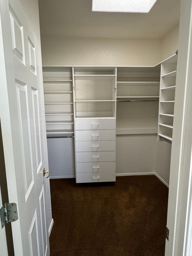 Building Photo - GORGEOUS 3 BEDROOM 2 BATH CUL DE SAC HOME FOR RENT