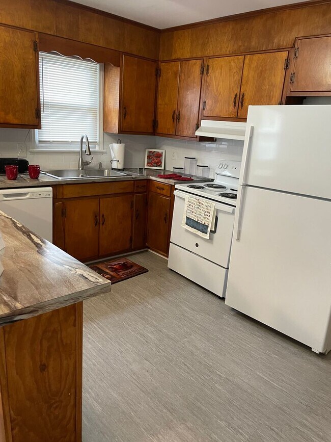 Building Photo - Updated 3 Bedroom- Convenient to Restaurants, Cone Hospital & Wendover Ave