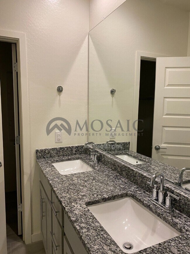 Building Photo - 4058 E Erie St