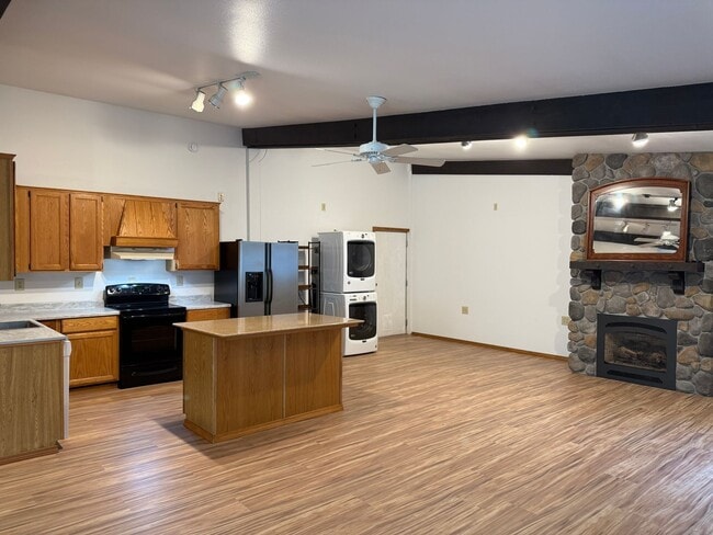 Building Photo - 1 Bed 1.5 Bath MIL with Secure Gate Entrance