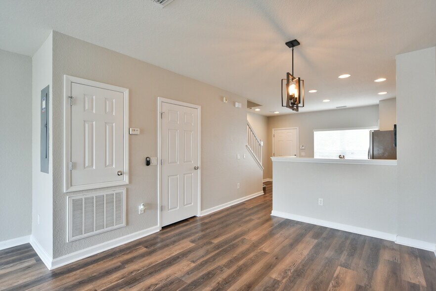 Building Photo - 4490 SW 49th Ave