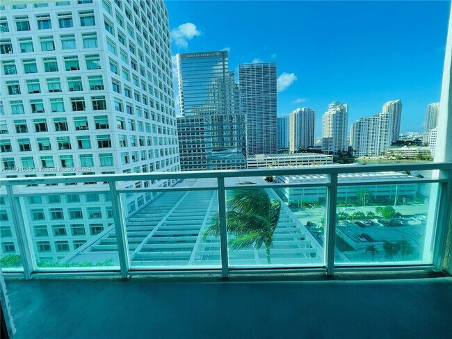 Building Photo - 950 Brickell Bay Dr