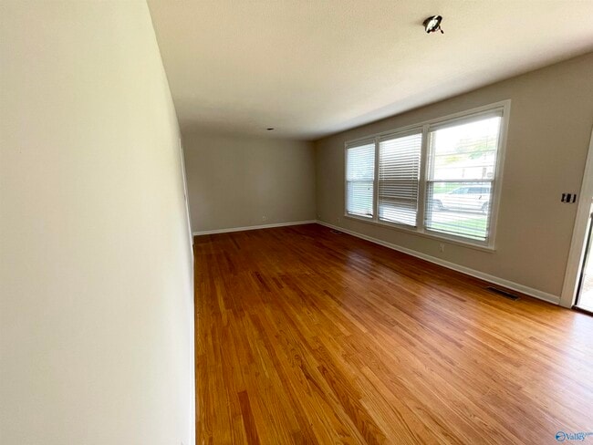 Building Photo - 304 Meadowbrook Dr SE