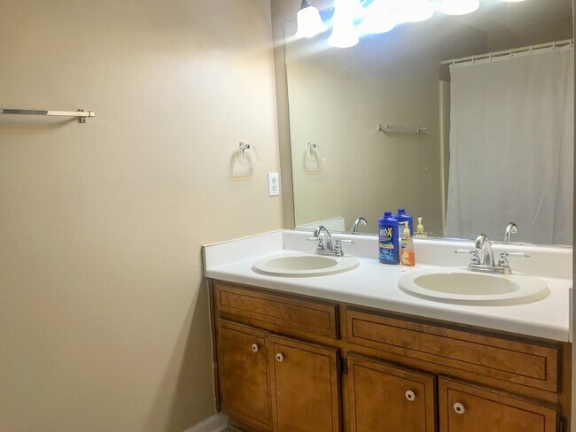 Building Photo - 2916 Norwood Dr