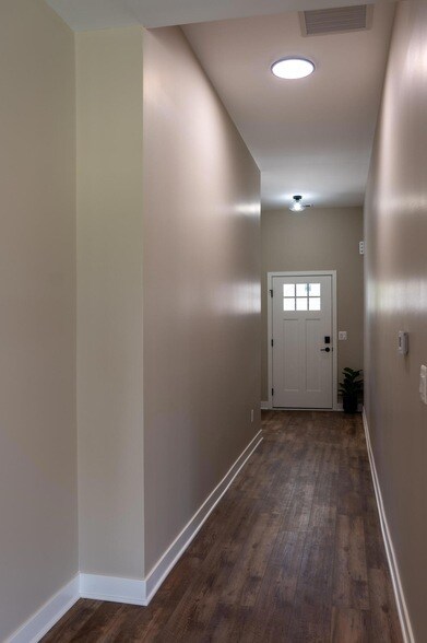 Building Photo - 8456 Oak Shade Ct