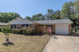 Building Photo - 817 Edgehill Dr