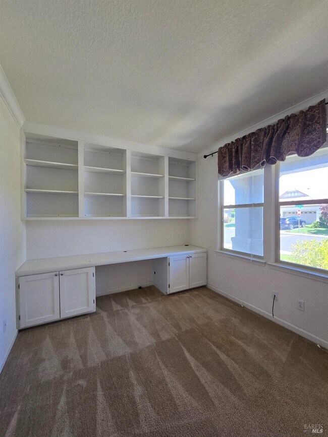 Building Photo - 548 White Pine St