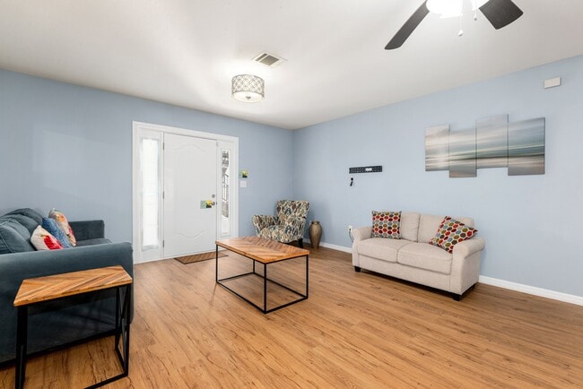 Building Photo - 2116 Live Oak St