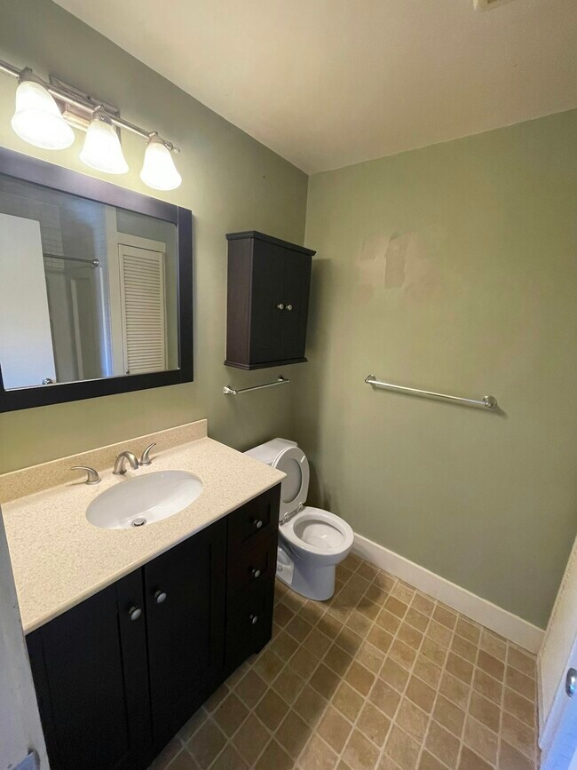 Building Photo - 109 1/2 East 6th Street, Unit 6