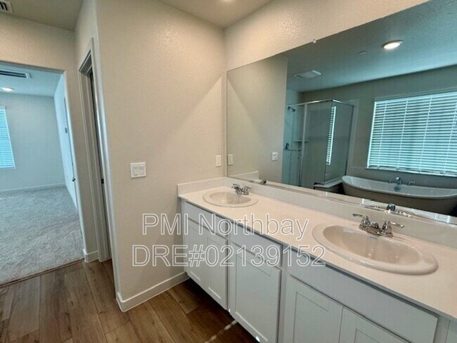Building Photo - 109 Clownfish St