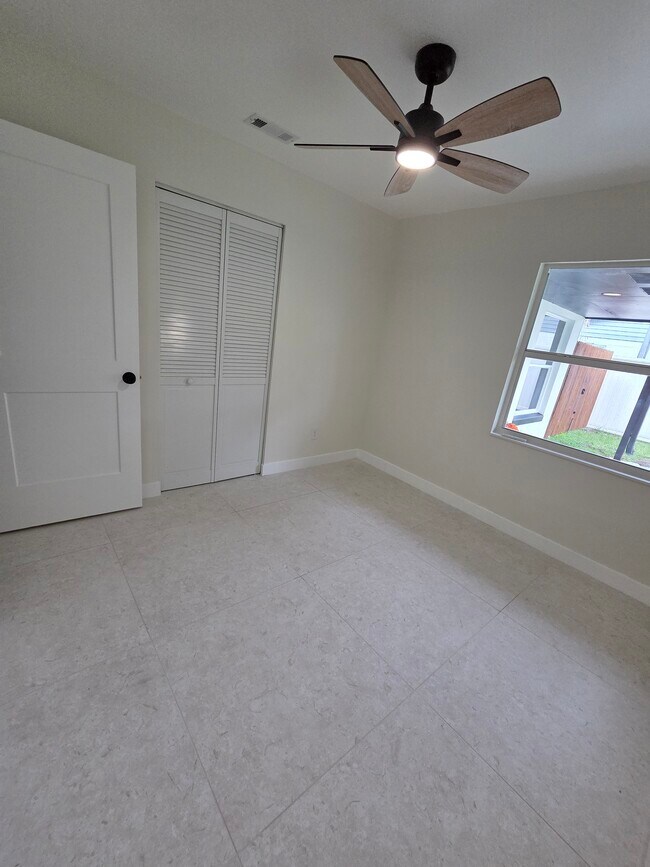 Building Photo - 945 Brookview Ln