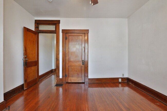 Building Photo - 4 Bedroom North Campus Newly Remodeled Hou...