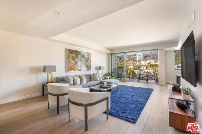 Building Photo - 818 N Doheny Dr