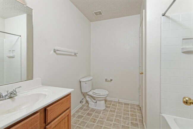 Building Photo - Comfy and Compact 3 BR Home!