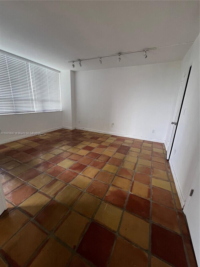 Building Photo - 11113 Biscayne Blvd