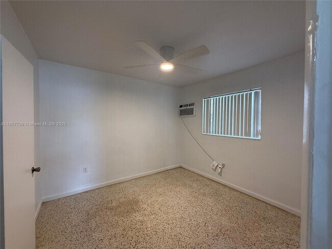 Building Photo - 320 W 10th St