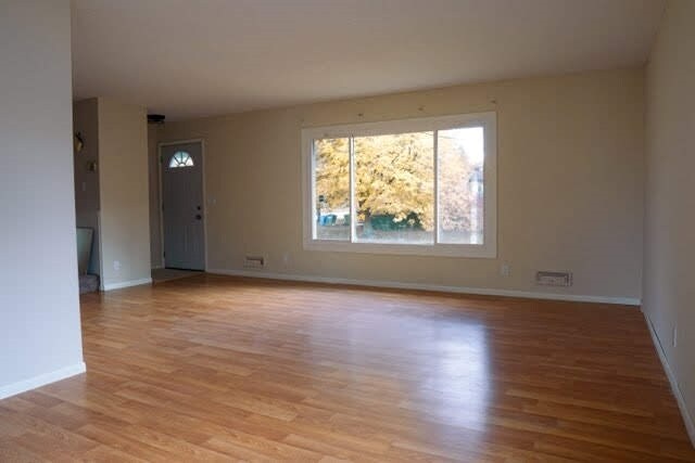 Large living room with lots of natural light - 1364 Poppyseed Dr