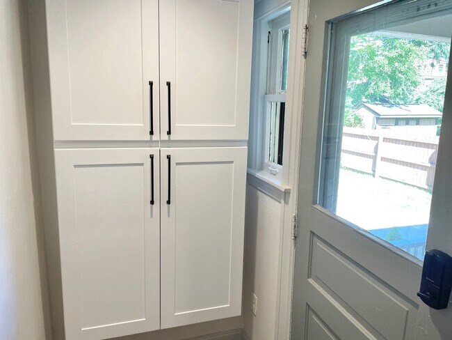 Building Photo - Available Stunning 5-Bedroom, 3-Bath Townhome with High-End Finishes