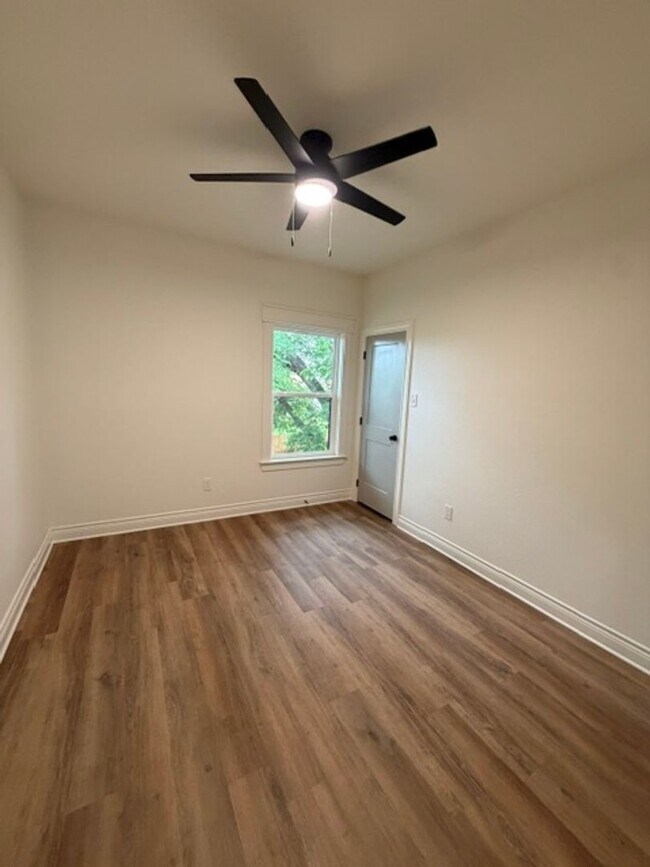 Building Photo - 305 Live Oak St