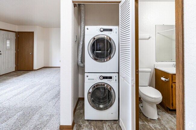 Lower 2BR, 1BA - 987SF - Laundry - Coldspring Manor