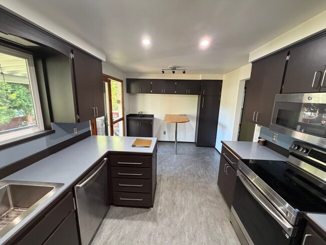 Building Photo - Top Floor Unit in Tastefully Updated Home!