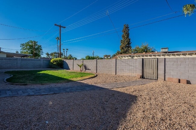 Building Photo - 8416 E Rancho Vista Dr