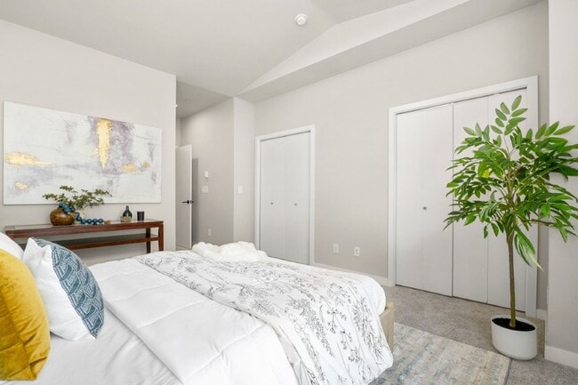 Building Photo - 3Bd/2.75Ba Issaquah Townhome