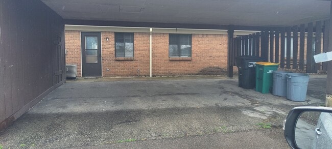 Building Photo - 2 Bed 1.5 bath Condo with Carport