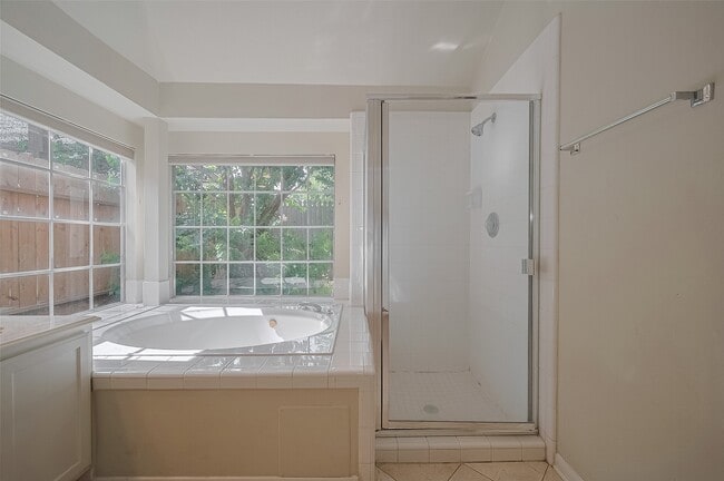 Building Photo - 8814 Fairbloom Ln