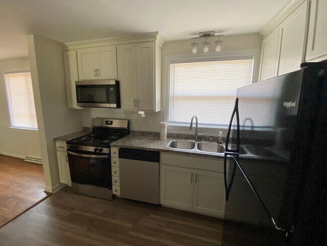 Building Photo - --  AVAILABLE IMMEDIATELY  -- 3 BR / 1 BA West End Home, Fenced in Backyard. Available Immediately!