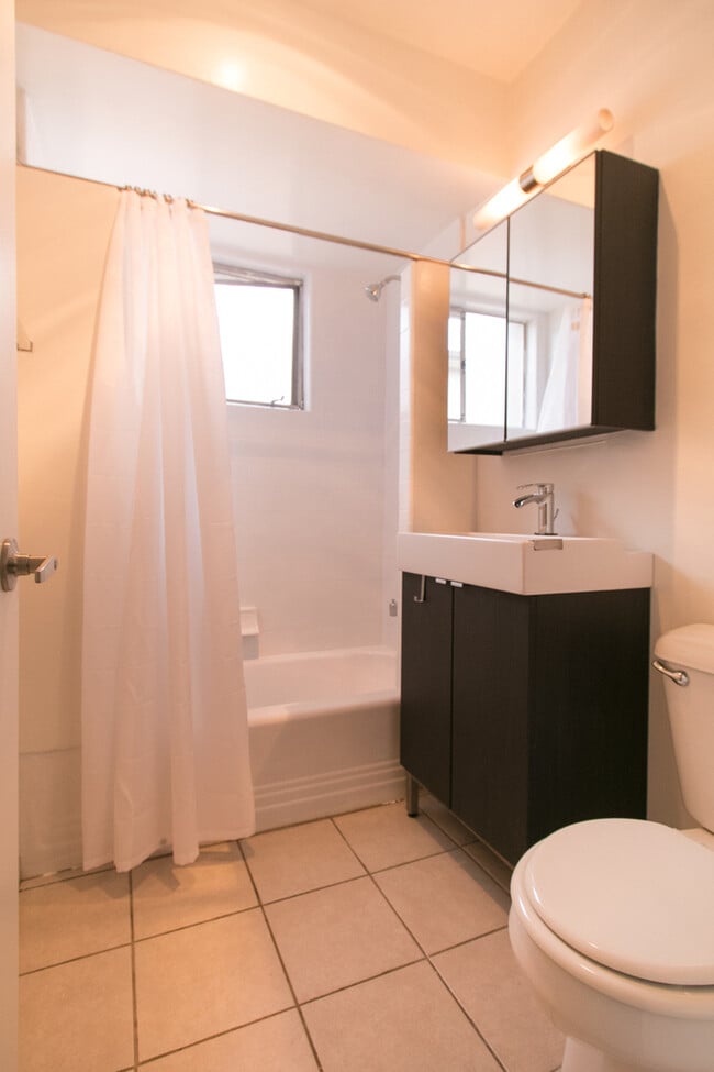 Building Photo - Charming 1br/1ba with Mid Century Touches in Ocean Beach/Point Loma
