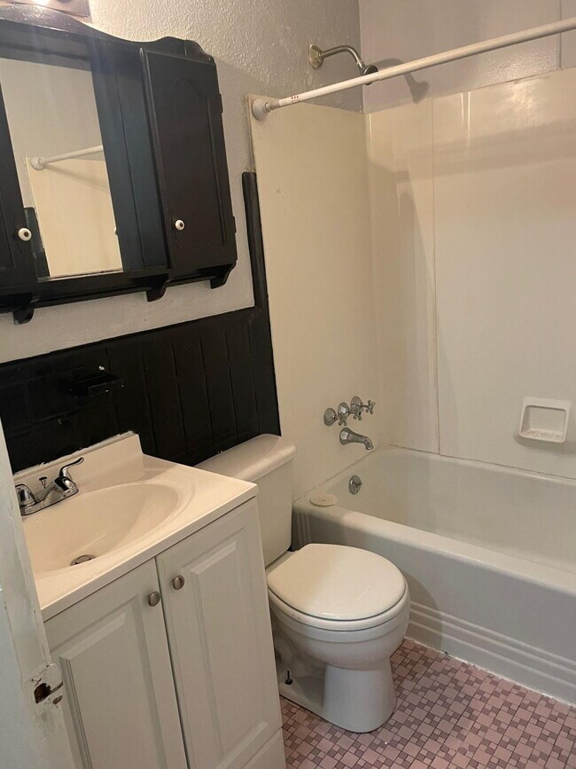 Building Photo - "Charming 2-Bedroom Home in Flordell Hills – Cozy Living with 996 Sq Ft of Comfort!"