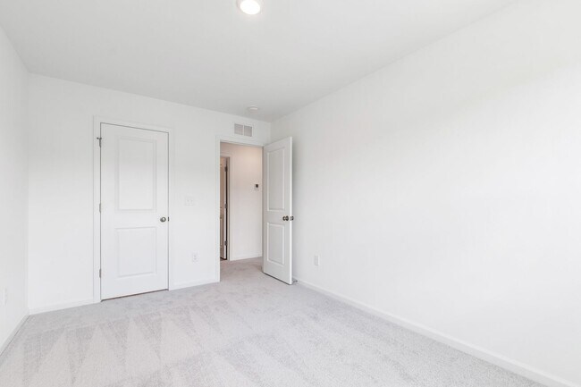 Building Photo - Modern 3-Bedroom Townhome Near Downtown Du...