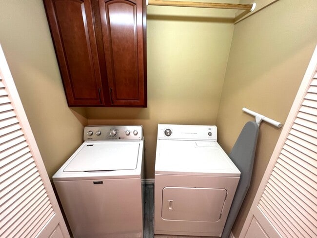 Building Photo - Beautiful 3 Bed 2.5 Bath Town House With A...