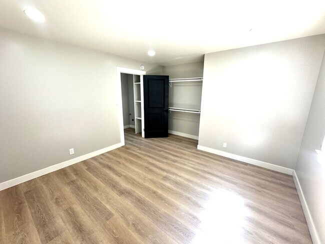 Building Photo - 3808