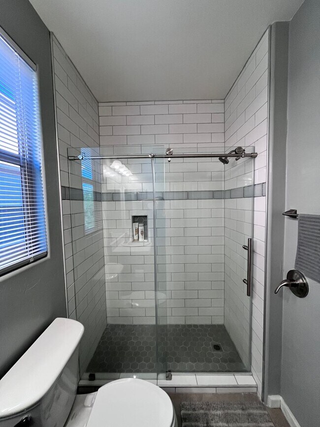 Building Photo - Central- FURNISHED 4 bedroom/ 3 bathroom h...