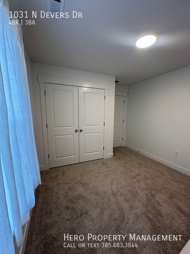 Building Photo - 1031 Devers Dr