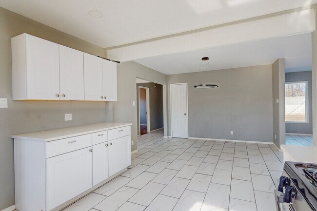 Building Photo - NE PUEBLO STYLE 3 Bedroom 2 Bath 1824/SF