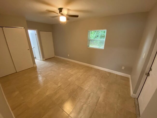 Building Photo - 811 SW 12th Ct