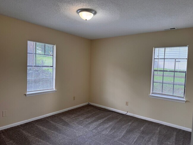 Building Photo - 2037
