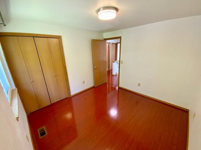 Building Photo - Stunning 4 Bedroom/2.5 bath- Move-In Ready Home with Private Backyard
