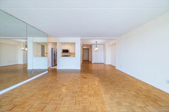 Building Photo - 170 W Broadway