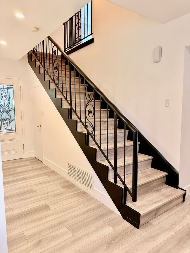 Building Photo - Gorgeous Encino Hills Home