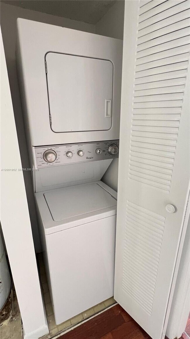 Building Photo - 771 N Pine Island Rd