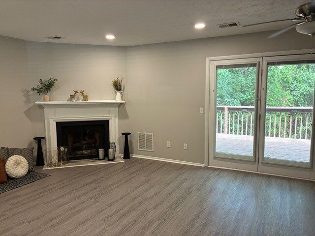 Livingroom with a patio door - 1502 Queen Anne Ct