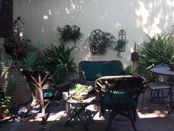 Sitting area/garden - 601 S Sweetzer Ave