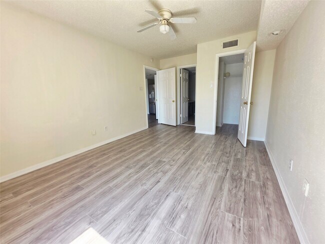 Building Photo - 2826 S Bartell Dr
